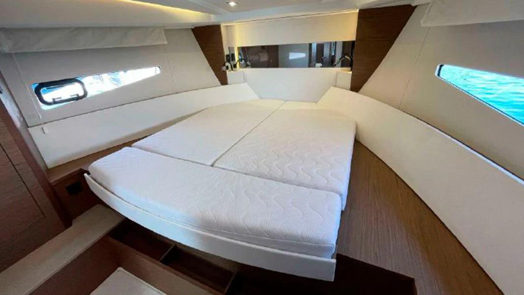 BitCars-yacht-jeanneau-leader-40-buy-with-bitcoin6_1500x.webp