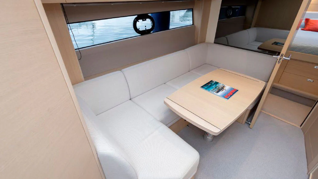 BitCars-yacht-princess-v40-buy-with-bitcoin4_1500x.webp