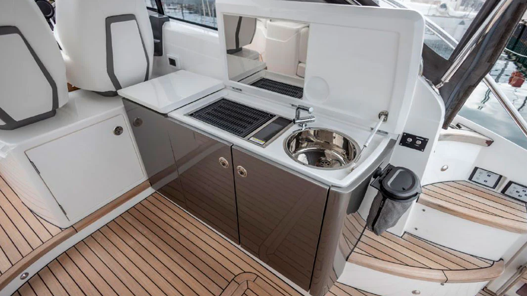 BitCars-yacht-princess-v40-buy-with-bitcoin5_1500x.webp