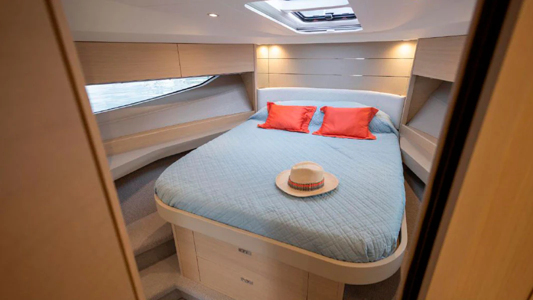 BitCars-yacht-princess-v40-inside-buy-with-bitcoin_1500x.webp