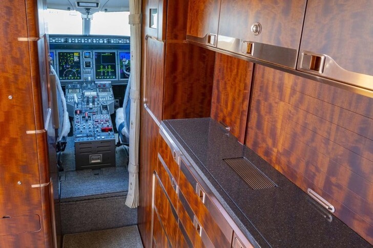 aircraft-private-jets-bombardier-challenger-350-369674_3143cee338fc3f3e_920X485.jpg