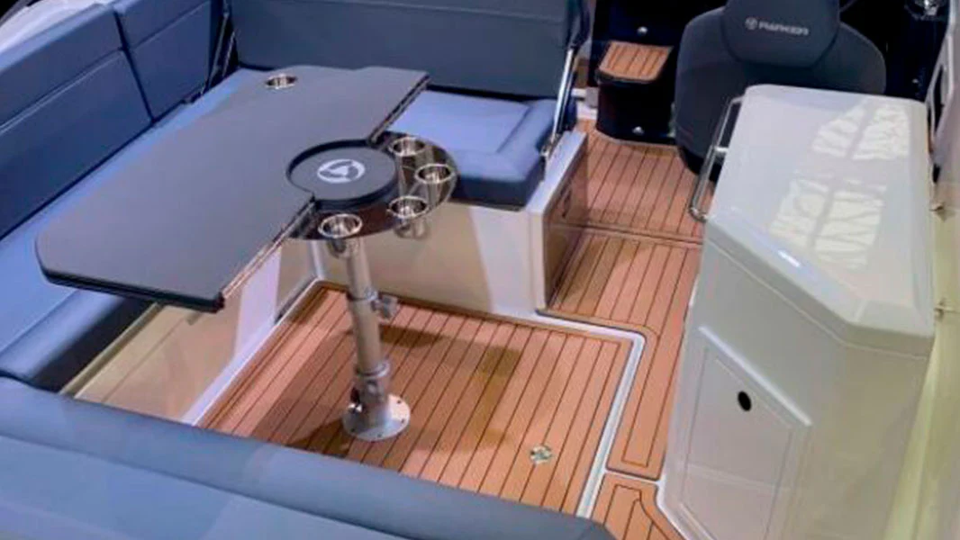 yacht-parker-800-cruiser-with-bitcoin_3_1500x.webp